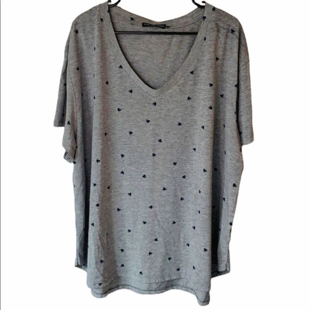 Kim & Cami Grey heart V-neck top